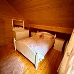 Lakeside Log 4 Bedrooms Dog-friendly Escape