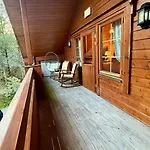 Lakeside Log 4 Bedrooms Dog-friendly Escape