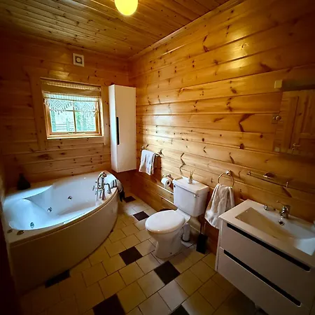 Lakeside Log 4 Bedrooms Dog-friendly Escape