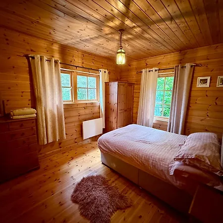 Lakeside Log 4 Bedrooms Dog-friendly Escape 度假居