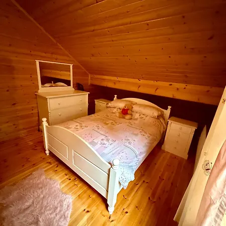 Lakeside Log 4 Bedrooms Dog-friendly Escape