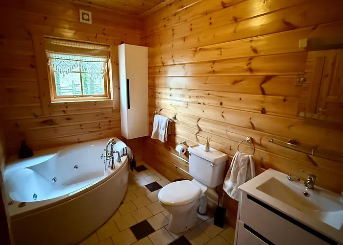 Lakeside Log 4 Bedrooms Dog-friendly Escape