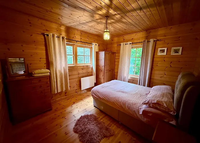 Lakeside Log 4 Bedrooms Dog-friendly Escape Nyaraló