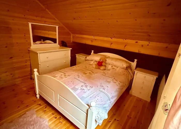 Lakeside Log 4 Bedrooms Dog-friendly Escape