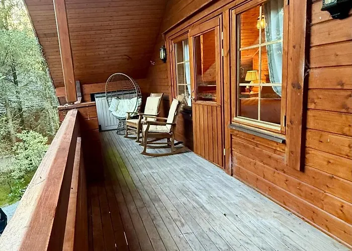 Lakeside Log 4 Bedrooms Dog-friendly Escape