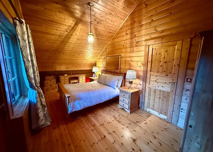 بيت للعطل Lakeside Log 4 Bedrooms Dog-friendly Escape باليكونيل